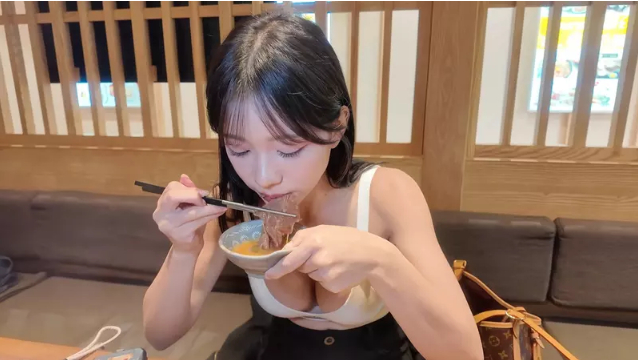 Dùng hot girl gợi cảm làm mẫu review đồ ăn trên YouTube, đoạn video bất ngờ bị chỉ trích nặng nề, cố tình câu view- Ảnh 3.