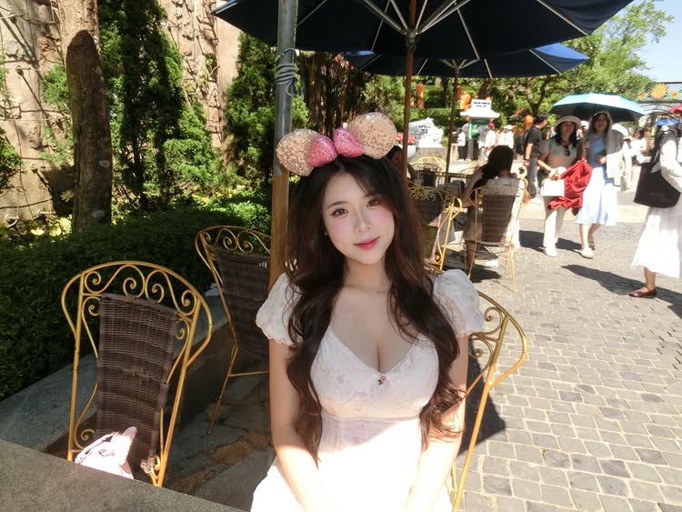 Diện áo dài trắng, nữ sinh hút hơn 300K lượt xem, CĐM phong cho danh hiệu "cả trường crush"- Ảnh 10. Diện áo dài trắng, nữ sinh hút hơn 300K lượt xem, CĐM phong cho danh hiệu "cả trường crush"- Ảnh 10.