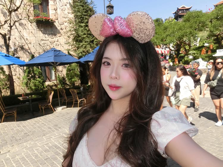Diện áo dài trắng, nữ sinh hút hơn 300K lượt xem, CĐM phong cho danh hiệu "cả trường crush"- Ảnh 11. Diện áo dài trắng, nữ sinh hút hơn 300K lượt xem, CĐM phong cho danh hiệu "cả trường crush"- Ảnh 11.
