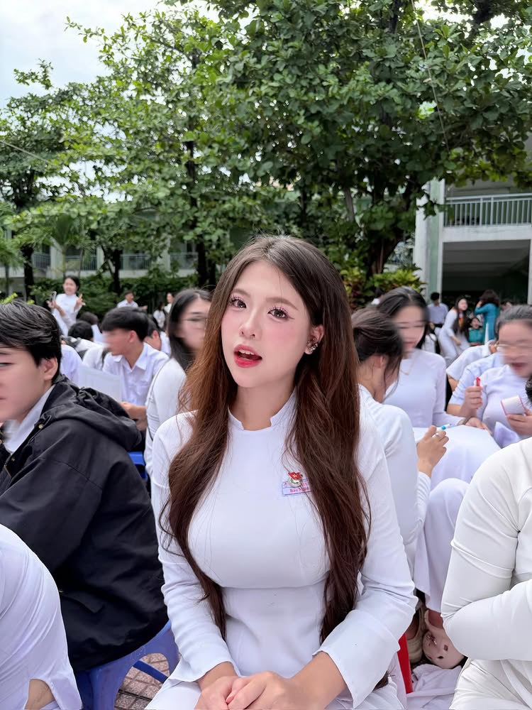 Diện áo dài trắng, nữ sinh hút hơn 300K lượt xem, CĐM phong cho danh hiệu "cả trường crush"- Ảnh 4. Diện áo dài trắng, nữ sinh hút hơn 300K lượt xem, CĐM phong cho danh hiệu "cả trường crush"- Ảnh 4.