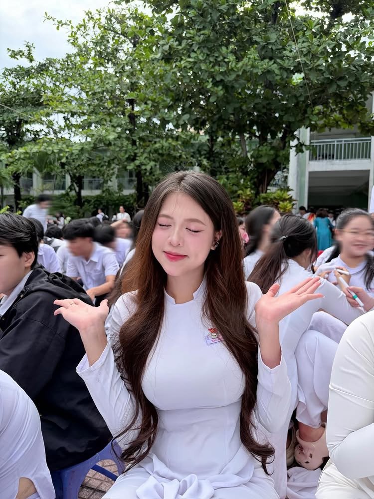 Diện áo dài trắng, nữ sinh hút hơn 300K lượt xem, CĐM phong cho danh hiệu "cả trường crush"- Ảnh 3. Diện áo dài trắng, nữ sinh hút hơn 300K lượt xem, CĐM phong cho danh hiệu "cả trường crush"- Ảnh 3.