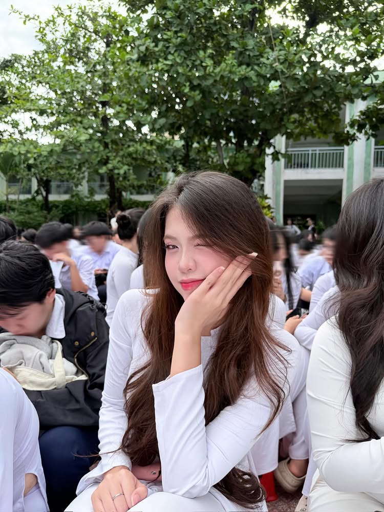 Diện áo dài trắng, nữ sinh hút hơn 300K lượt xem, CĐM phong cho danh hiệu "cả trường crush"- Ảnh 2. Diện áo dài trắng, nữ sinh hút hơn 300K lượt xem, CĐM phong cho danh hiệu "cả trường crush"- Ảnh 2.