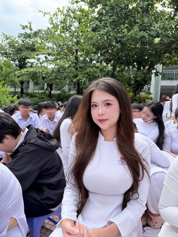 Diện áo dài trắng, nữ sinh hút hơn 300K lượt xem, CĐM phong cho danh hiệu "cả trường crush"- Ảnh 1. Diện áo dài trắng, nữ sinh hút hơn 300K lượt xem, CĐM phong cho danh hiệu "cả trường crush"- Ảnh 1.
