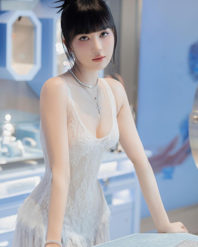 "Nữ hoàng nội y" Ngọc Trinh tung bộ ảnh khoe trọn đường cong- Ảnh 5.