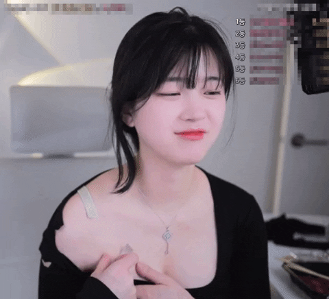 Tự chỉnh sửa trang phục trên sóng, nữ streamer "vô tình" cắt nhầm dây áo ngực, bị chỉ trích chiêu trò- Ảnh 3.