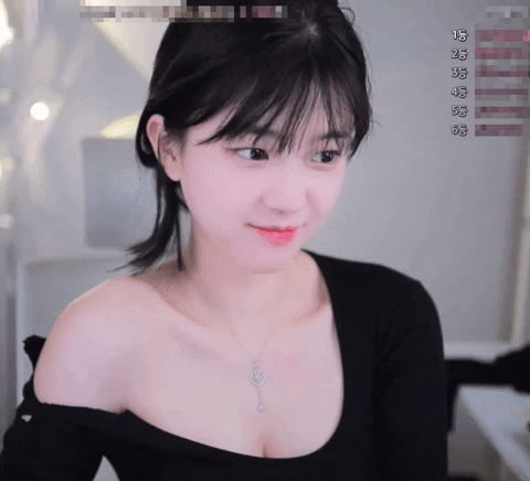 Tự chỉnh sửa trang phục trên sóng, nữ streamer "vô tình" cắt nhầm dây áo ngực, bị chỉ trích chiêu trò- Ảnh 4.