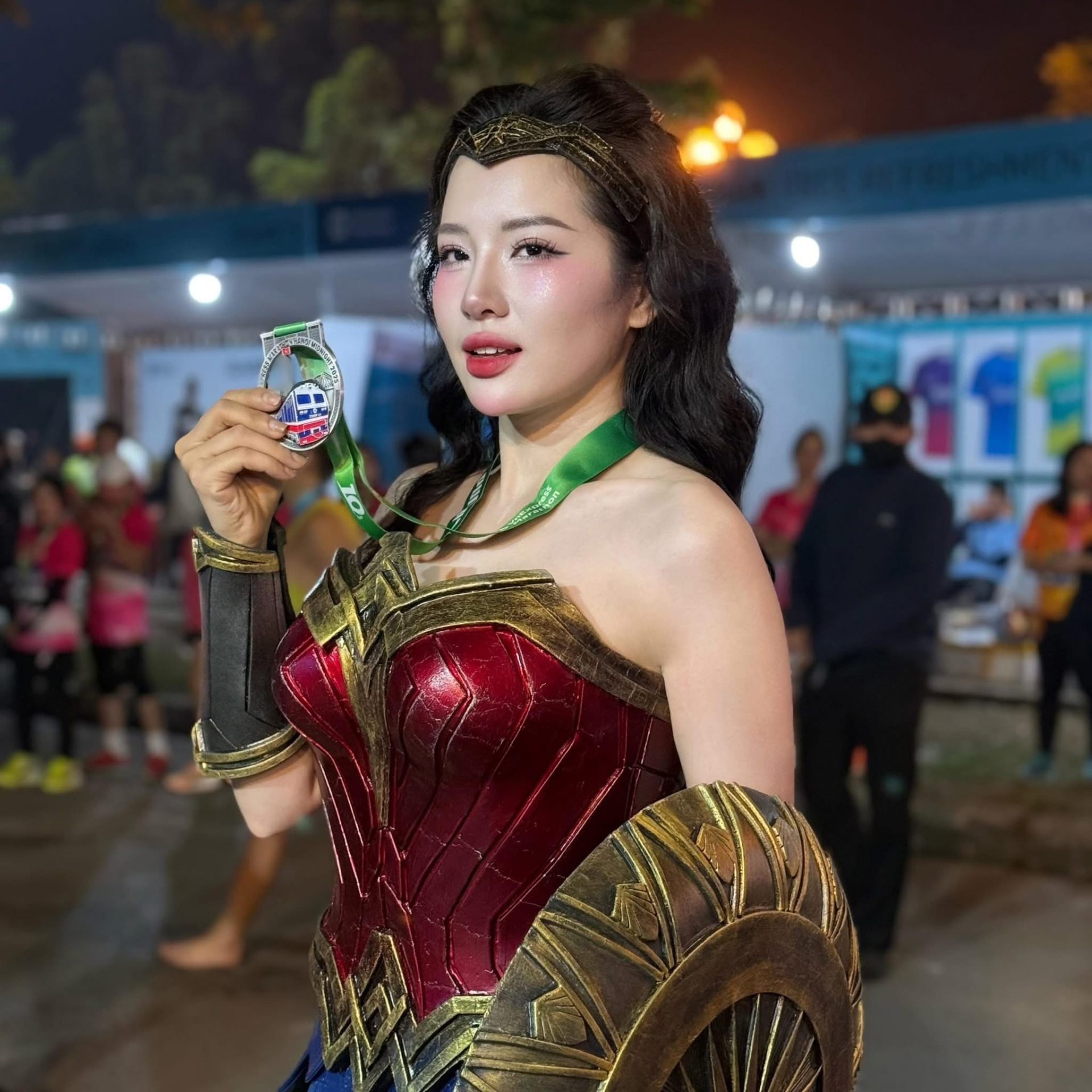 Ngắm "nữ thần chạy bộ" hóa thân Wonder Woman- Ảnh 5.