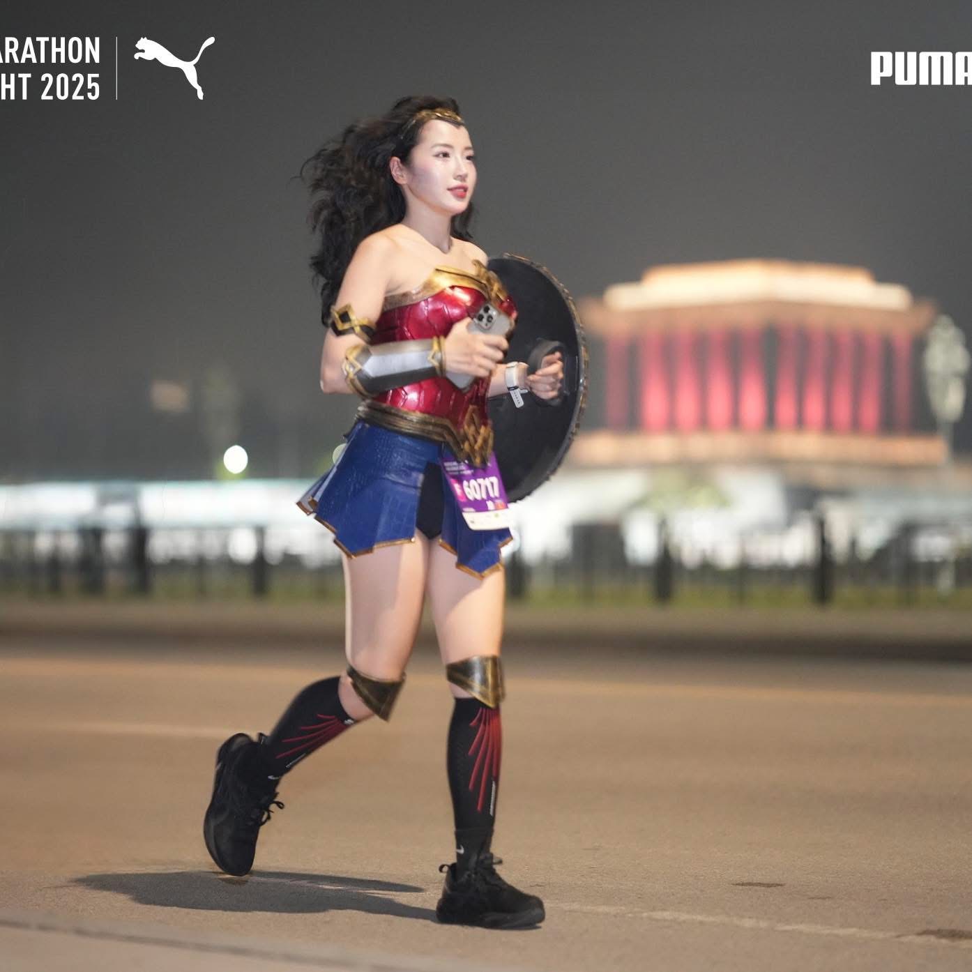 Ngắm "nữ thần chạy bộ" hóa thân Wonder Woman- Ảnh 6.