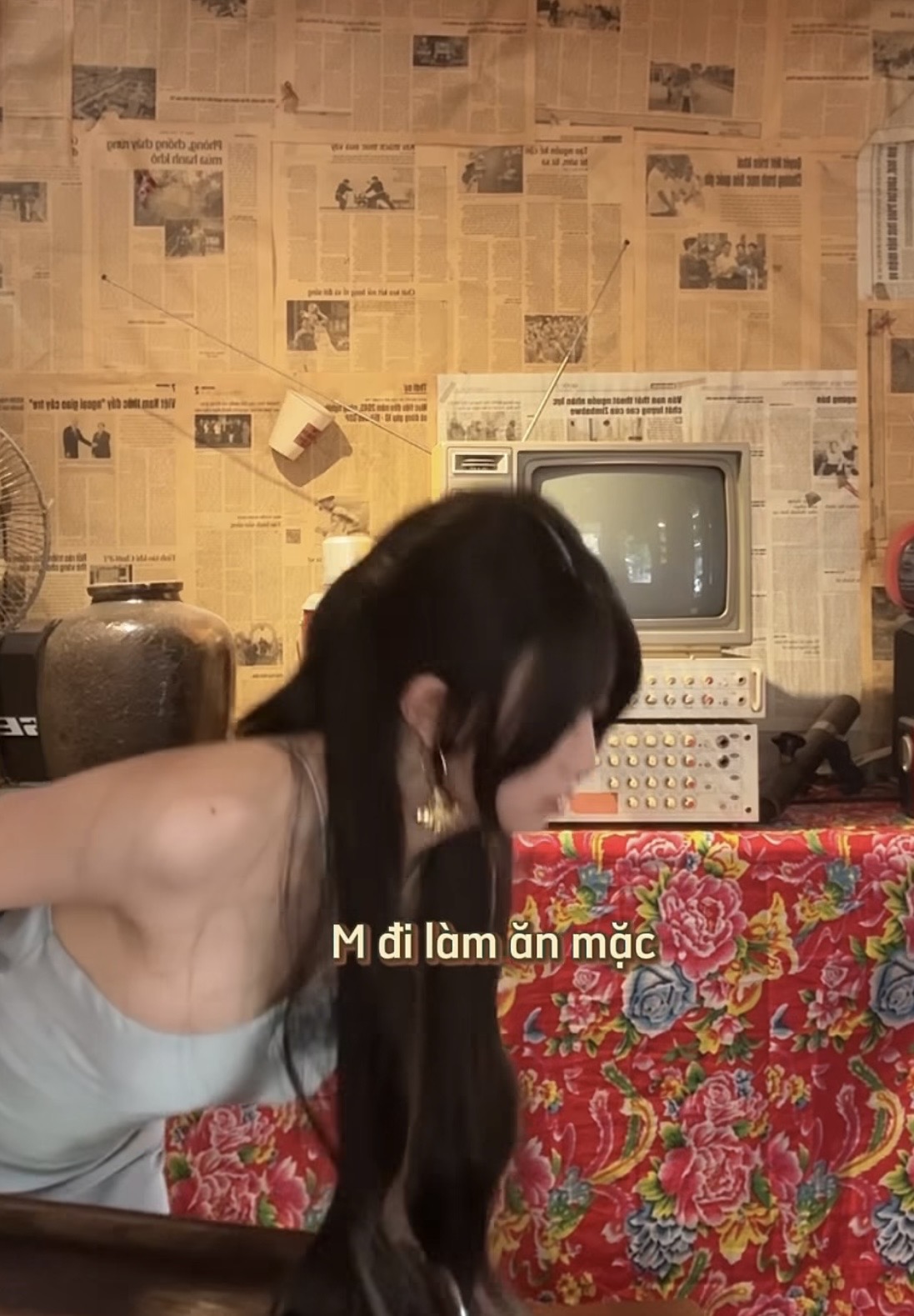 Mặc đồ lộng lẫy quét sân, bưng trà, nữ nhân viên quán nước khiến anh em nhấn nút "replay" liệt phím- Ảnh 5.