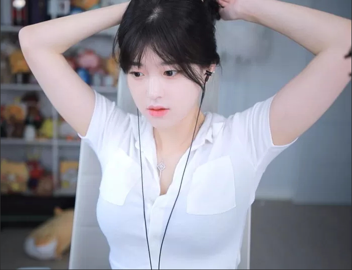 Tự chỉnh sửa trang phục trên sóng, nữ streamer "vô tình" cắt nhầm dây áo ngực, bị chỉ trích chiêu trò- Ảnh 8.