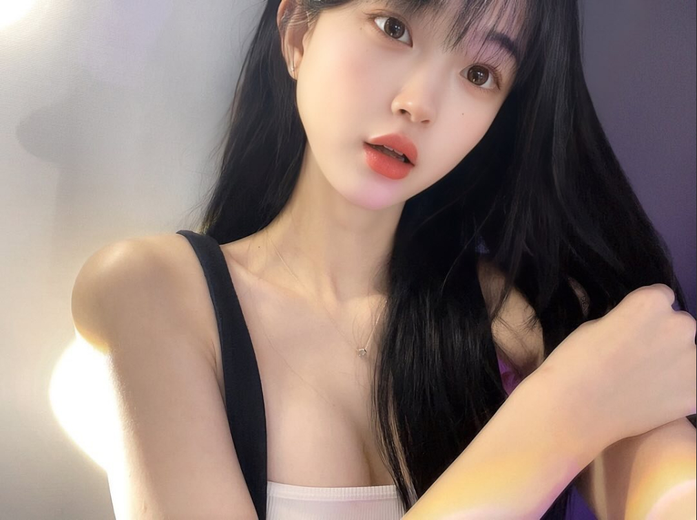 Tự chỉnh sửa trang phục trên sóng, nữ streamer "vô tình" cắt nhầm dây áo ngực, bị chỉ trích chiêu trò- Ảnh 1.
