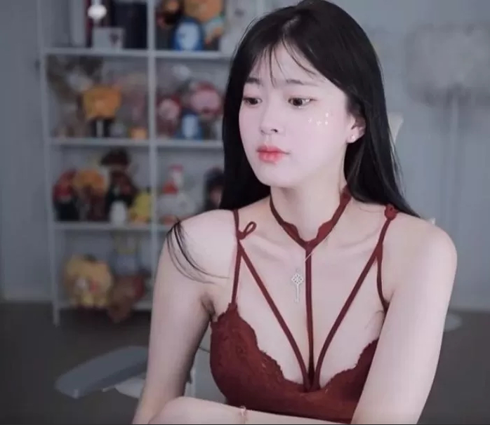 Tự chỉnh sửa trang phục trên sóng, nữ streamer "vô tình" cắt nhầm dây áo ngực, bị chỉ trích chiêu trò- Ảnh 2.