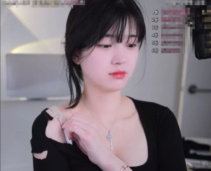 Tự chỉnh sửa trang phục trên sóng, nữ streamer "vô tình" cắt nhầm dây áo ngực, bị chỉ trích chiêu trò- Ảnh 5.