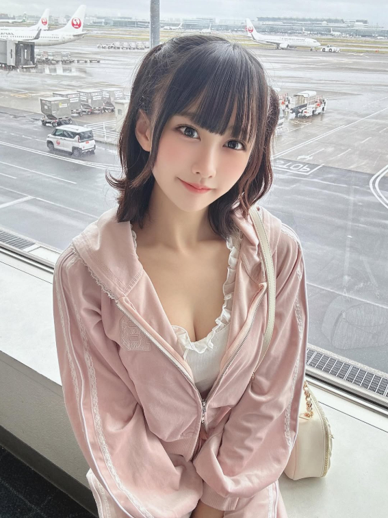 Đi dạo biển trong trang phục "mát mẻ", hot girl xinh đẹp gặp sự cố khó đỡ, vội mua thêm áo khoác- Ảnh 6.