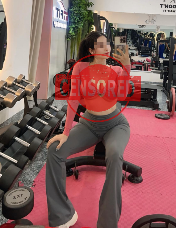 Ăn mặc phản cảm đi tập gym, hot girl khiến người xem "nhăn mặt" vì ái ngại- Ảnh 1.