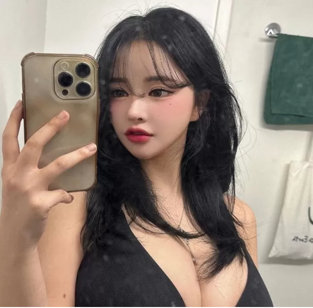 Bị cấm sóng vĩnh viễn vì quá "gợi cảm", nữ streamer chiêu trò đổi sân chơi, vẫn duy trì sức hút mạnh mẽ- Ảnh 1.