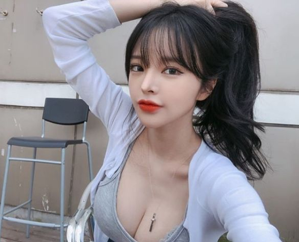 Bị cấm sóng vĩnh viễn vì quá "gợi cảm", nữ streamer chiêu trò đổi sân chơi, vẫn duy trì sức hút mạnh mẽ- Ảnh 2.