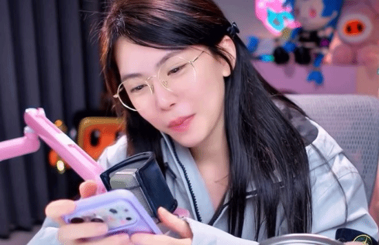 Phát ra âm thanh phấn khích giữa đêm cô nàng streamer “muối mặt” với hàng xóm- Ảnh 1.