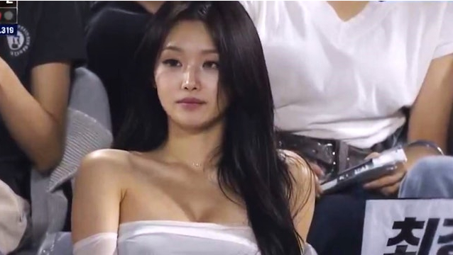 Xuất hiện hot girl "nữ thần" tại sân vận động, CĐM truy lùng danh tính rồi phát hiện sự thật gây lạnh gáy- Ảnh 1.