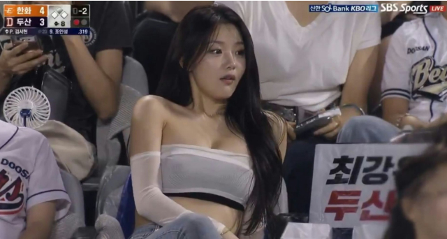 Xuất hiện hot girl "nữ thần" tại sân vận động, CĐM truy lùng danh tính rồi phát hiện sự thật gây lạnh gáy- Ảnh 5.