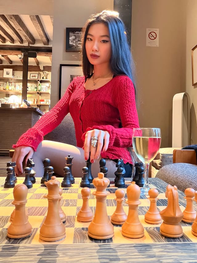 Cay cú vì thua cuộc, người đàn ông có hành động "khó coi" với nữ kiện tướng xinh đẹp- Ảnh 2.