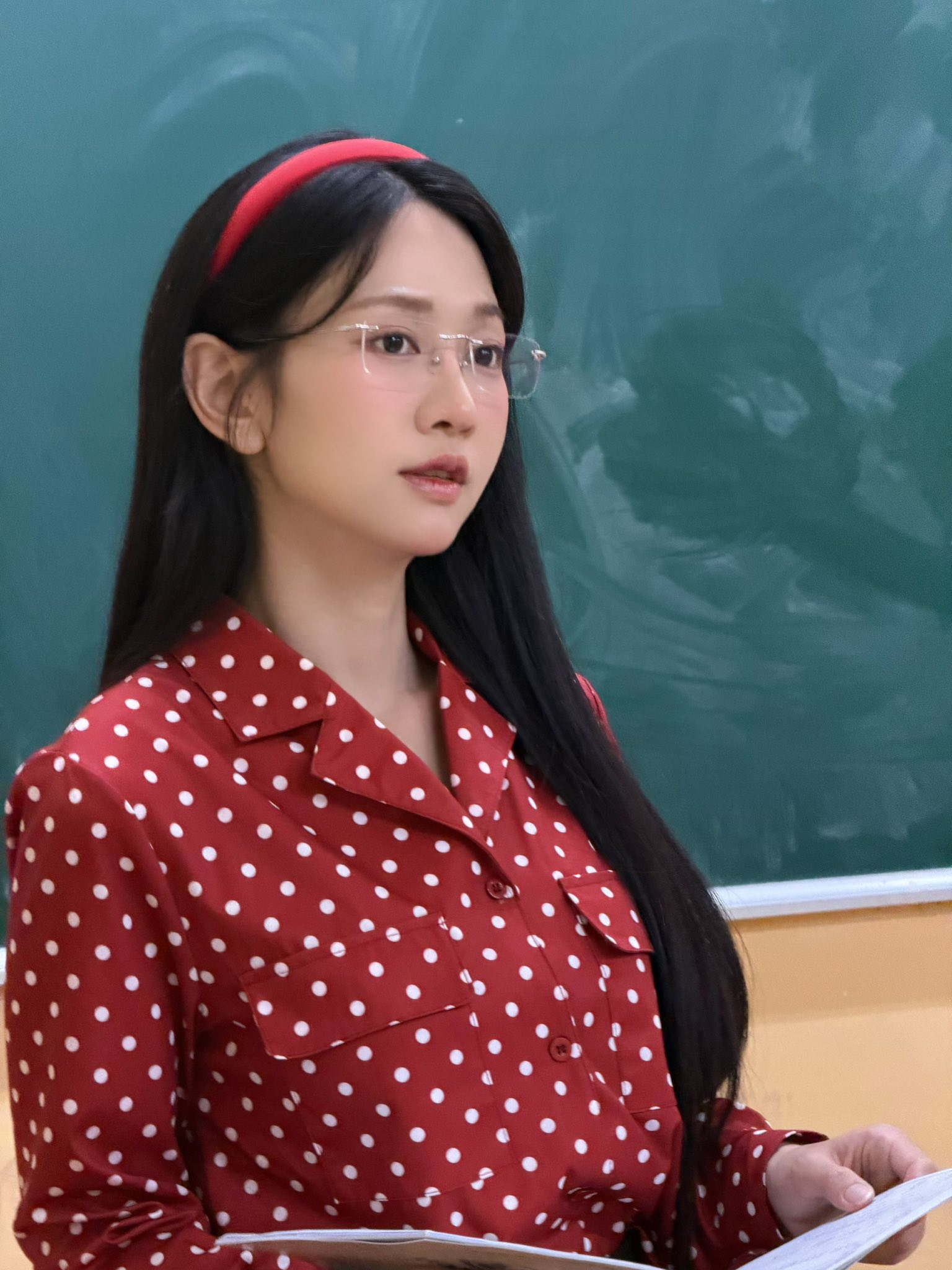 Cả TikTok hóa Lê Bống: Miệng ngậm cọ, tay tô màu, mắt nhìn xa xăm- Ảnh 13.