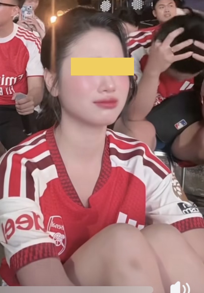 Khóc nghẹn vì đội bóng yêu thích, fan nữ Arsenal bất ngờ bị mỉa mai- Ảnh 2.