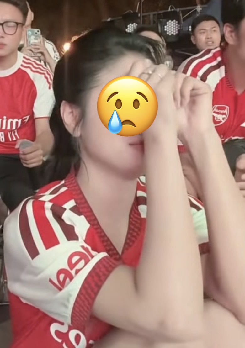 Khóc nghẹn vì đội bóng yêu thích, fan nữ Arsenal bất ngờ bị mỉa mai- Ảnh 3.