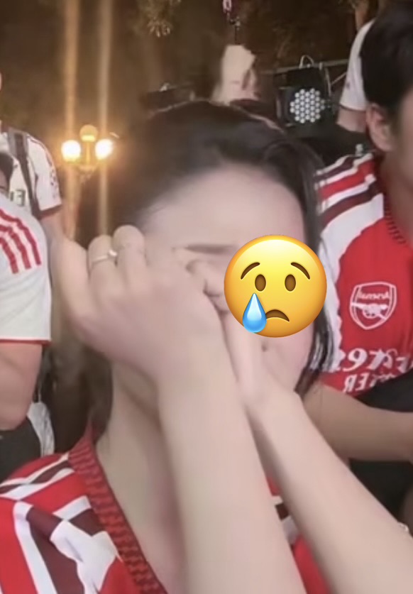 Khóc nghẹn vì đội bóng yêu thích, fan nữ Arsenal bất ngờ bị mỉa mai- Ảnh 1.