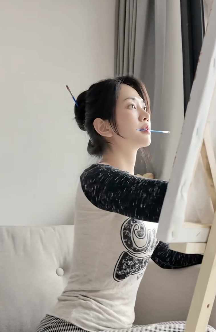 Cả TikTok hóa Lê Bống: Miệng ngậm cọ, tay tô màu, mắt nhìn xa xăm- Ảnh 1.