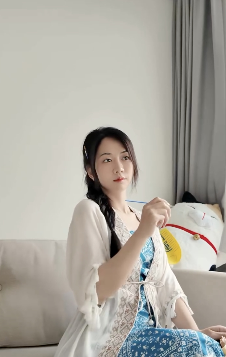 Cả TikTok hóa Lê Bống: Miệng ngậm cọ, tay tô màu, mắt nhìn xa xăm- Ảnh 3.
