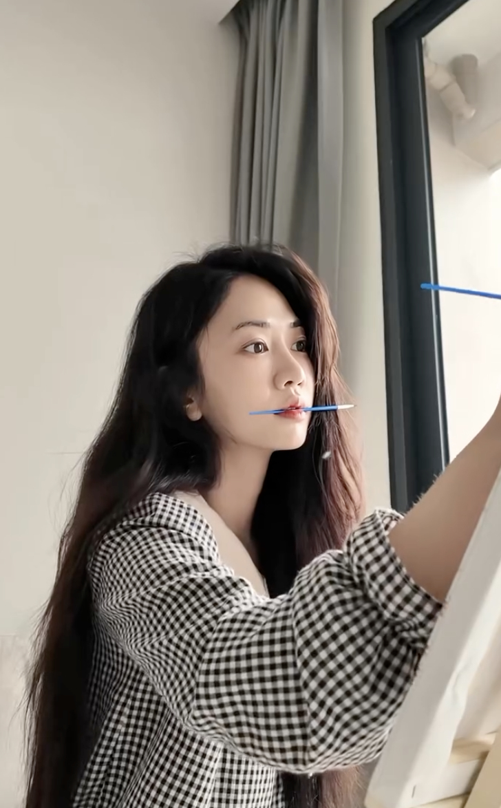 Cả TikTok hóa Lê Bống: Miệng ngậm cọ, tay tô màu, mắt nhìn xa xăm- Ảnh 4.