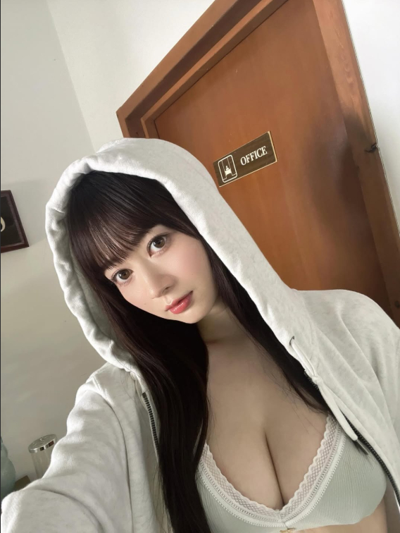 Có cùng "xuất xứ" như Yua Mikami, hot girl xinh đẹp lựa chọn sự nghiệp khác biệt, gây ấn tượng mạnh- Ảnh 1.