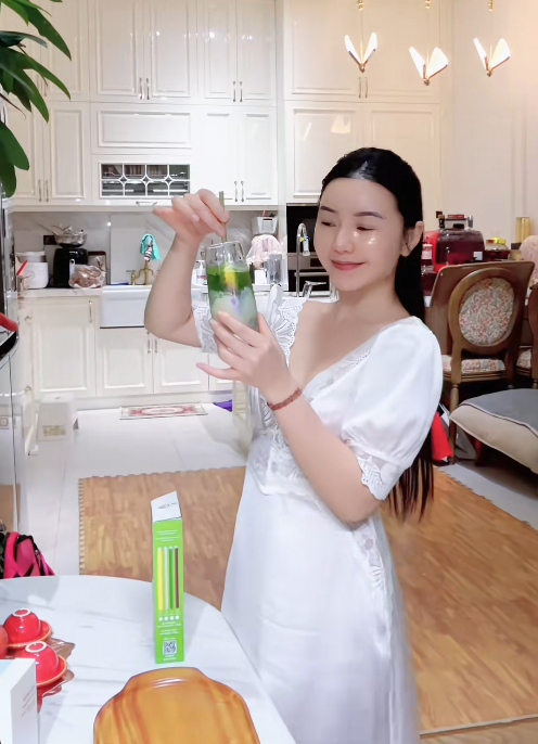U40, Quỳnh Kool vẫn khiến CĐM ngưỡng mộ, quay vlog daily life đầy điệu đà, sang chảnh như công chúa- Ảnh 4.