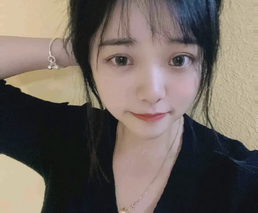 Lần đầu lộ diện, nữ streamer gây thất vọng bởi ngoại hình, bị cho là lừa dối khán giả- Ảnh 2.