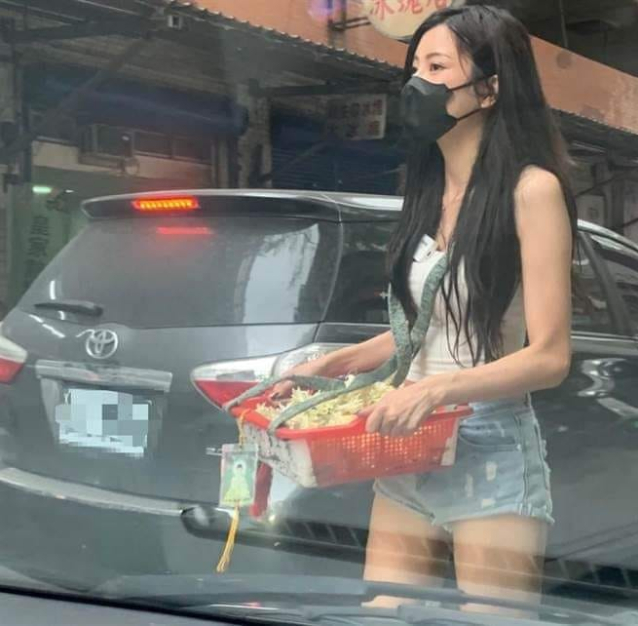 Mặc quần short bán hoa dạo, cô nàng đeo khẩu trang vẫn xinh như hot girl, dân mạng đổ xô tìm info rồi ngã ngửa trước nhan sắc- Ảnh 1.
