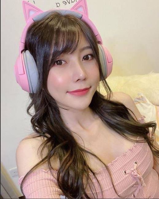 Mặc quần short bán hoa dạo, cô nàng đeo khẩu trang vẫn xinh như hot girl, dân mạng đổ xô tìm info rồi ngã ngửa trước nhan sắc- Ảnh 6.