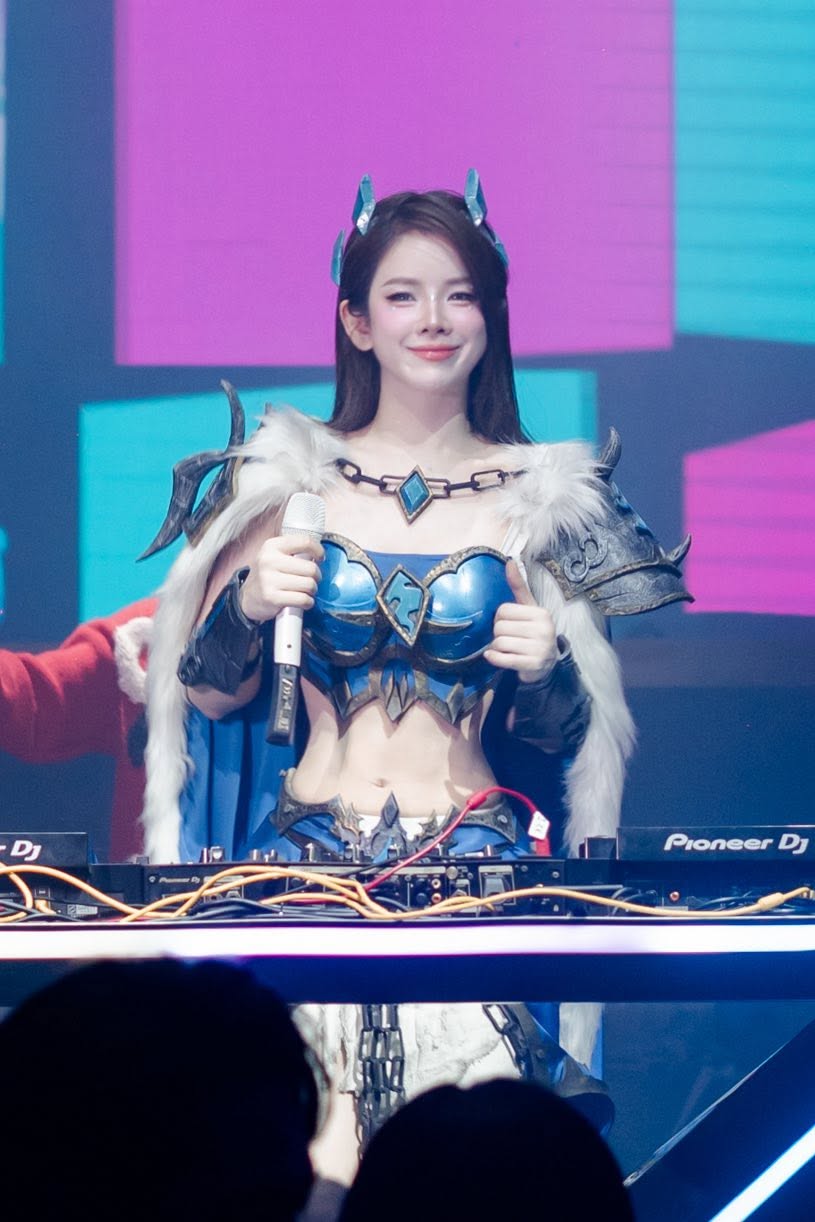 Khó rời mắt khỏi vóc dáng ấn tượng của DJ Mie trong bộ ảnh đón hè mới, người xem nhìn mà cứ ngỡ là AI can thiệp- Ảnh 1.