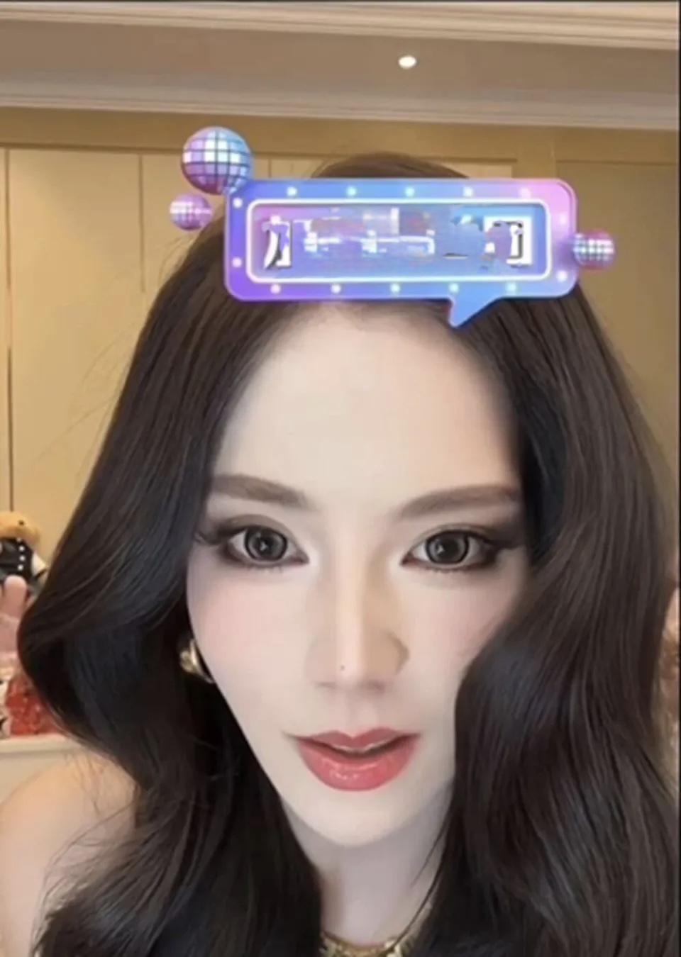 "Bay màu" filter làm đẹp trên sóng, nữ streamer lộ nhan sắc thực khiến viewer làm một hành động khó tin- Ảnh 4.