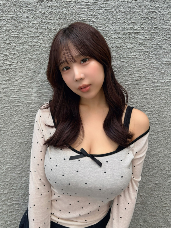 Chỉ nhờ ngoại hình và vòng một nổi bật, cô nàng hot girl mạng này bỗng chốc bùng nổ follow, dân mạng tranh cãi trái chiều- Ảnh 1.
