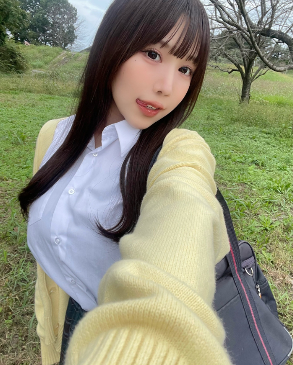 Chỉ nhờ ngoại hình và vòng một nổi bật, cô nàng hot girl mạng này bỗng chốc bùng nổ follow, dân mạng tranh cãi trái chiều- Ảnh 4.