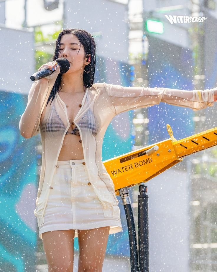 Nữ hoàng Waterbomb không cần mặc hở vẫn khiến cả triệu người dậy sóng- Ảnh 7. Nữ hoàng Waterbomb không cần mặc hở vẫn khiến cả triệu người dậy sóng- Ảnh 7.
