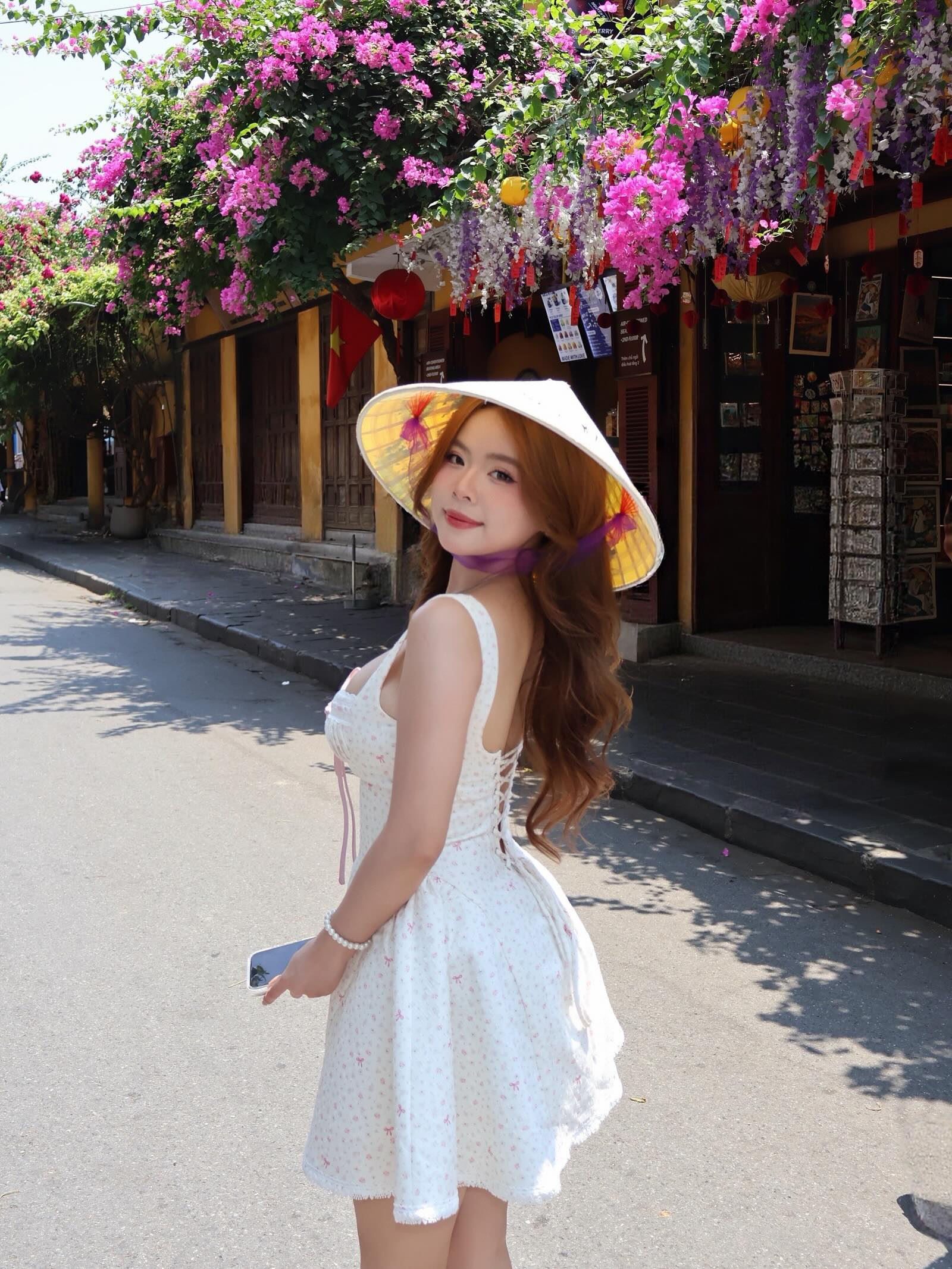 Phố cổ Hội An đầy thơ mộng, càng cuốn hút hơn khi có hot girl xinh đẹp này xuất hiện- Ảnh 1.