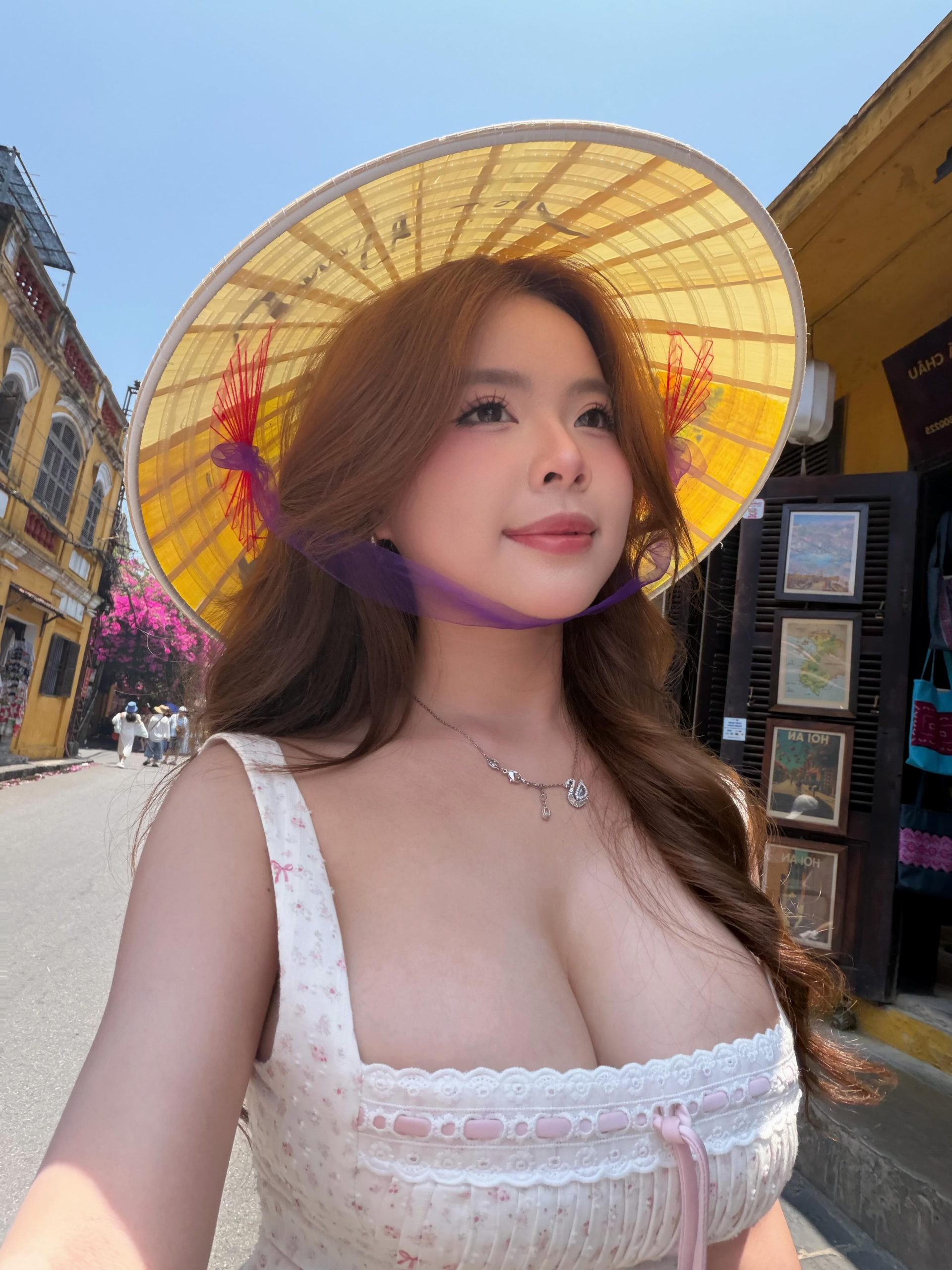 Phố cổ Hội An đầy thơ mộng, càng cuốn hút hơn khi có hot girl xinh đẹp này xuất hiện- Ảnh 2.