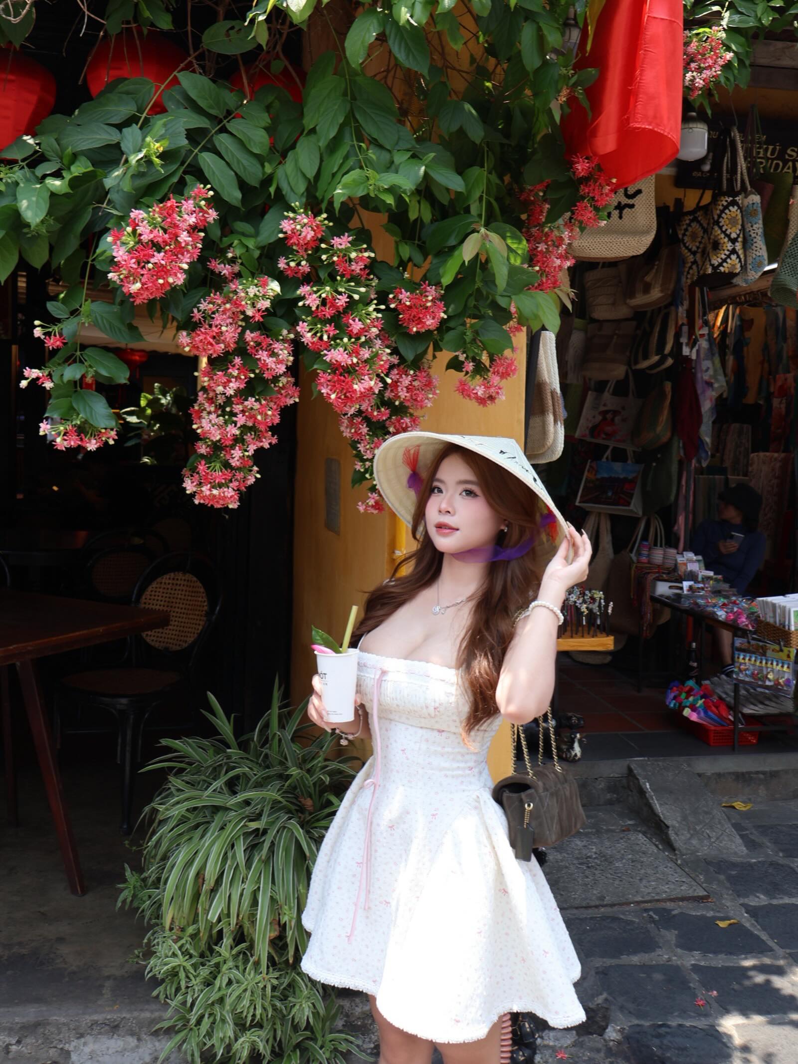 Phố cổ Hội An đầy thơ mộng, càng cuốn hút hơn khi có hot girl xinh đẹp này xuất hiện- Ảnh 6.