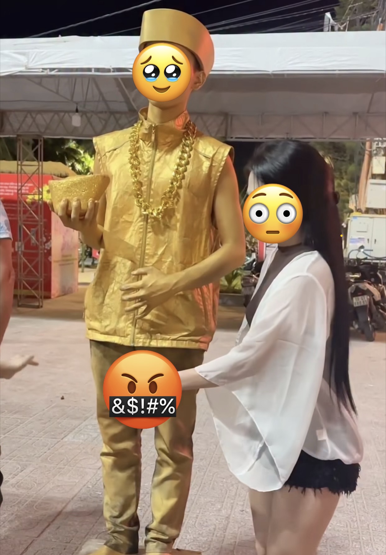 Nữ streamer đăng video quấy rối bức tượng hút 11 triệu lượt xem, vì view mà bất chấp?- Ảnh 1.