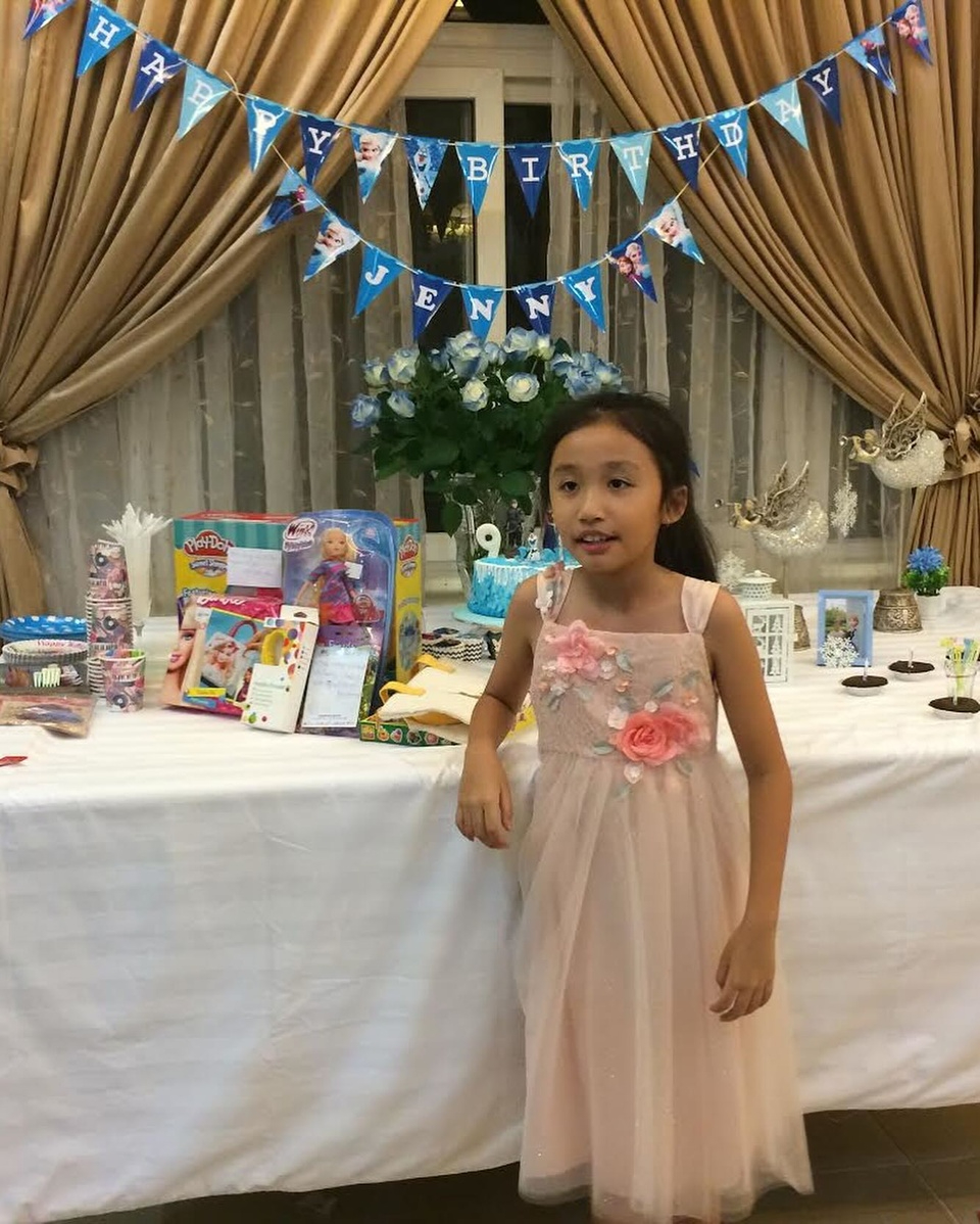 Loạt ảnh hồi bé của hội tiểu thư Việt đang "chiếm sóng": Hóa ra vibe nhà giàu mấy chục năm trước là đây- Ảnh 7.