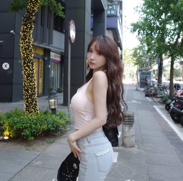 Nữ thần gợi cảm Yua Mikami gây sốt khi diện váy hở lưng thưởng thức sữa đậu nành- Ảnh 3.