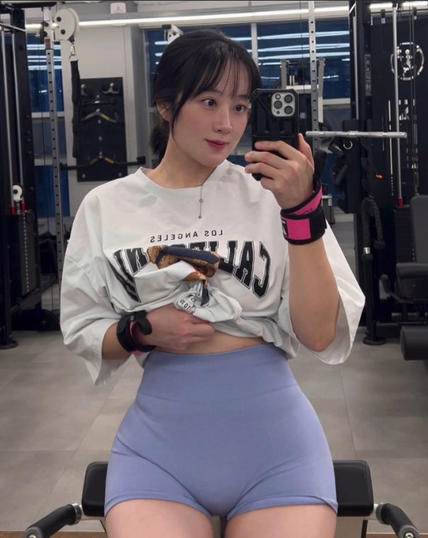 Đăng clip tập gym, nữ YouTuber bỗng chốc nổi như cồn, dân mạng ngỡ ngàng trước vóc dáng nóng bỏng- Ảnh 4.