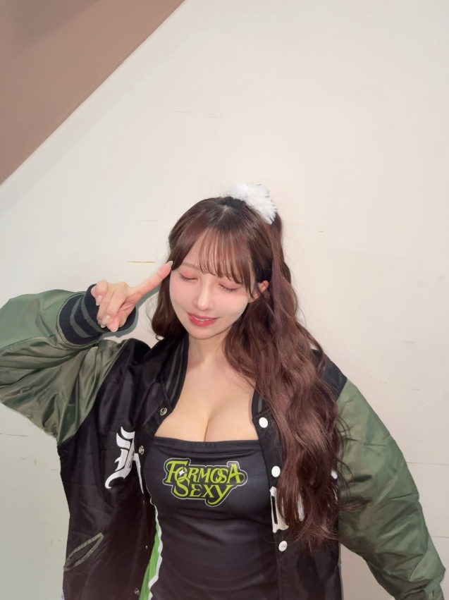 Yua Mikami khoe ảnh chơi bóng rổ, hút gần 20.000 like, fan khen làm gì cũng gợi cảm- Ảnh 2. Yua Mikami khoe ảnh chơi bóng rổ, hút gần 20.000 like, fan khen làm gì cũng gợi cảm- Ảnh 2.